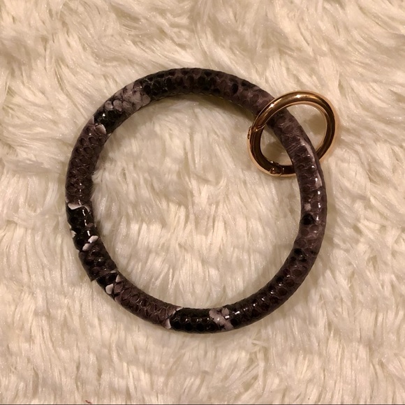 2/$20—SNAKE SKIN KEY RING BRACELET IN—BLACK/GREY!! - Picture 3 of 6